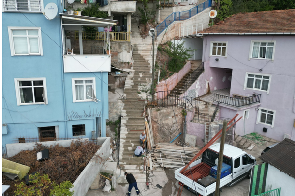 Serdar Mahallesi'ne beton merdiven ve duvar çalışması