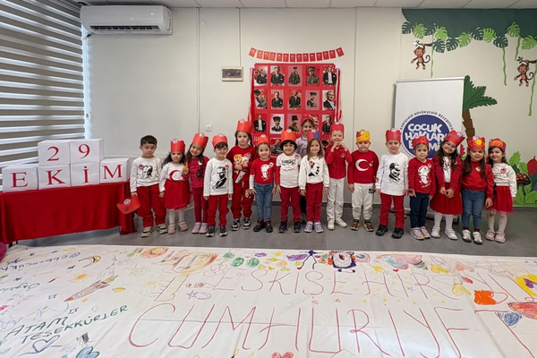 Eskişehir'de minikler 26 metrelik Cumhuriyet tuvalini boyadı <