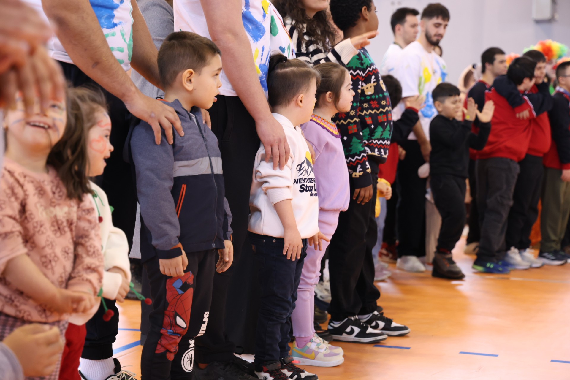 Down sendromlu çocuklar “Renkli Dünyalar: Geleneksel Oyunlar” şenliğinde buluştu<