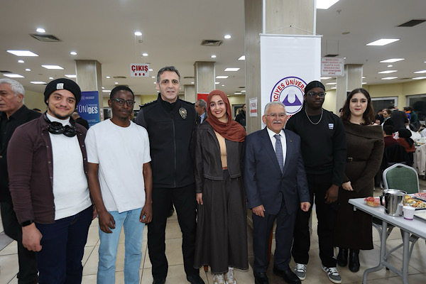 Başkan Büyükkılıç, iftar sofrasında öğrenciler ve siyasi temsilcilerle buluştu<