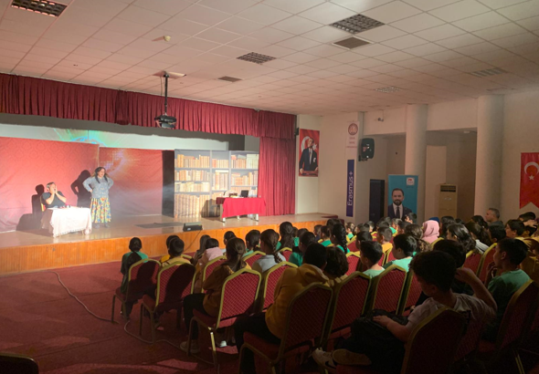 Ata İlkokulu'nda bağımlılıkla mücadele temalı tiyatro etkinliği düzenlendi