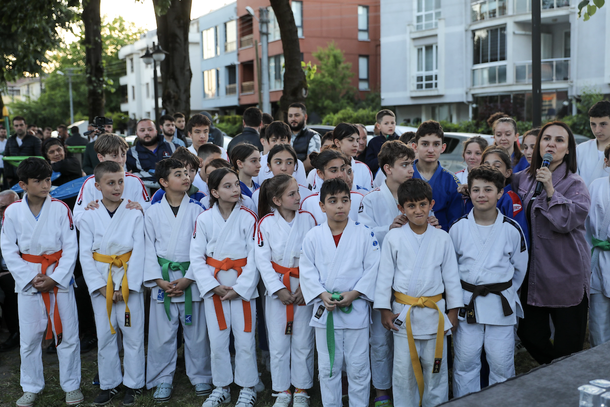 Özlü, mahalle ziyaretleri kapsamında genç sporcularla bir araya geldi
