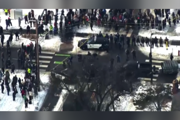 Minneapolis'te polisin bir kadını öldürmesinin ardından büyük protestolar başladı<