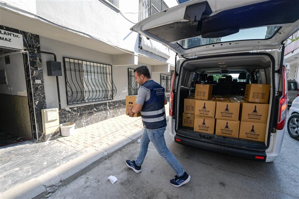 İzmir Büyükşehir Belediyesi'nden ihtiyaç sahibi vatandaşlara destek<