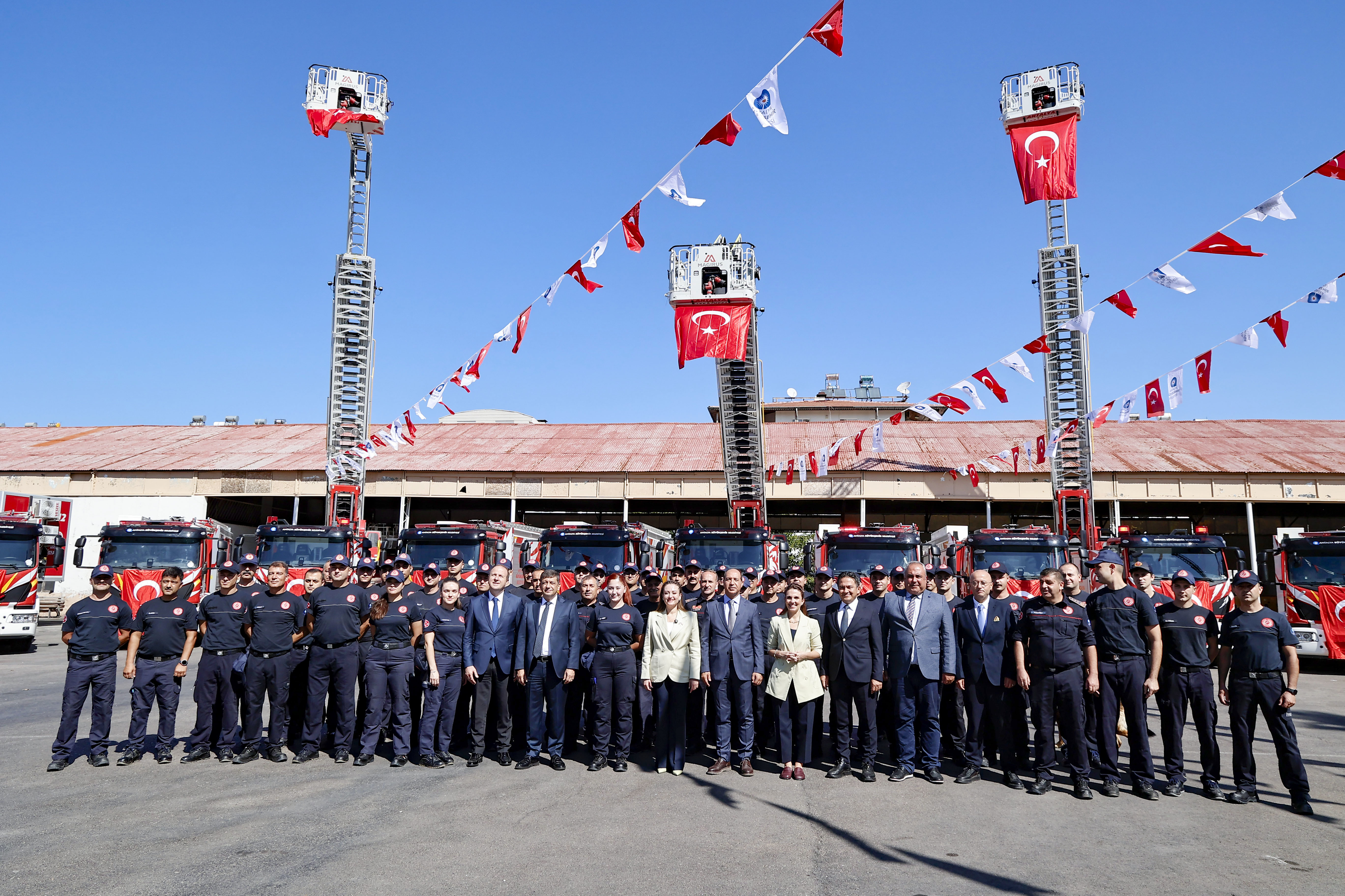 Antalya Büyükşehir Belediyesi itfaiye filosunu 24 yeni araçla güçlendirdi