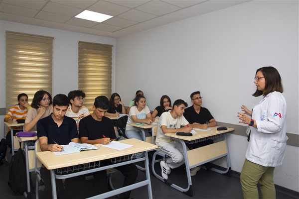 Büyükşehir'in kurslarında eğitim alan öğrenciler, üniversitelere yerleşti