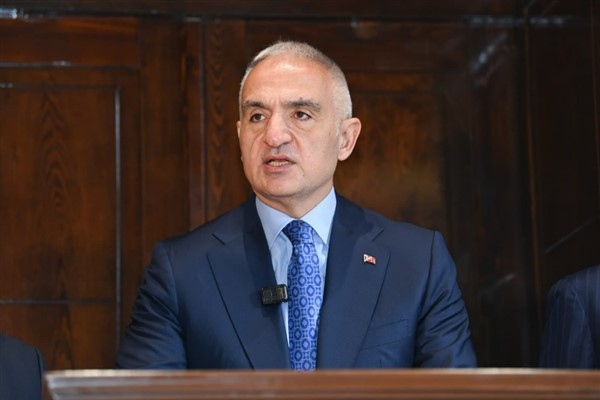 Bakan Ersoy: 400 sanatçıyı aynı sahnede buluşturuyoruz<