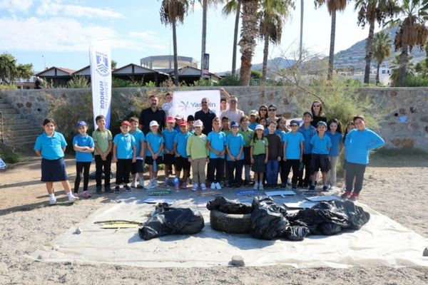 Turgutreis’te öğrenciler kıyı temizliği yaptı<