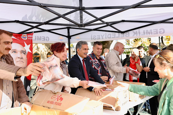 Gemlik'te bayrak dağıtımı etkinliği<