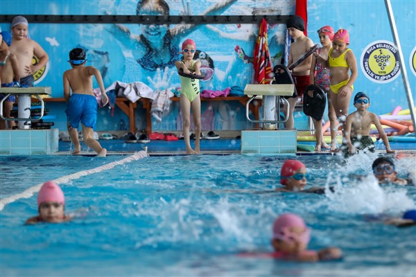 Buca Belediyesi'nden çocuklara yüzme kursu