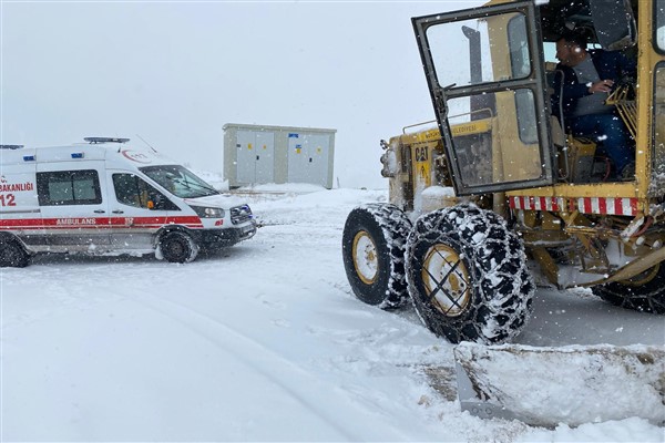 Kayseri Büyükşehir Belediyesi, yol açma ve kurtarma faaliyetlerini sürdürüyor