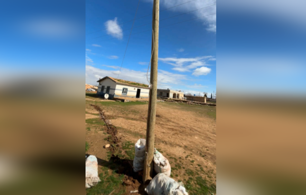 Direği oyup kaçak hat çektiler<