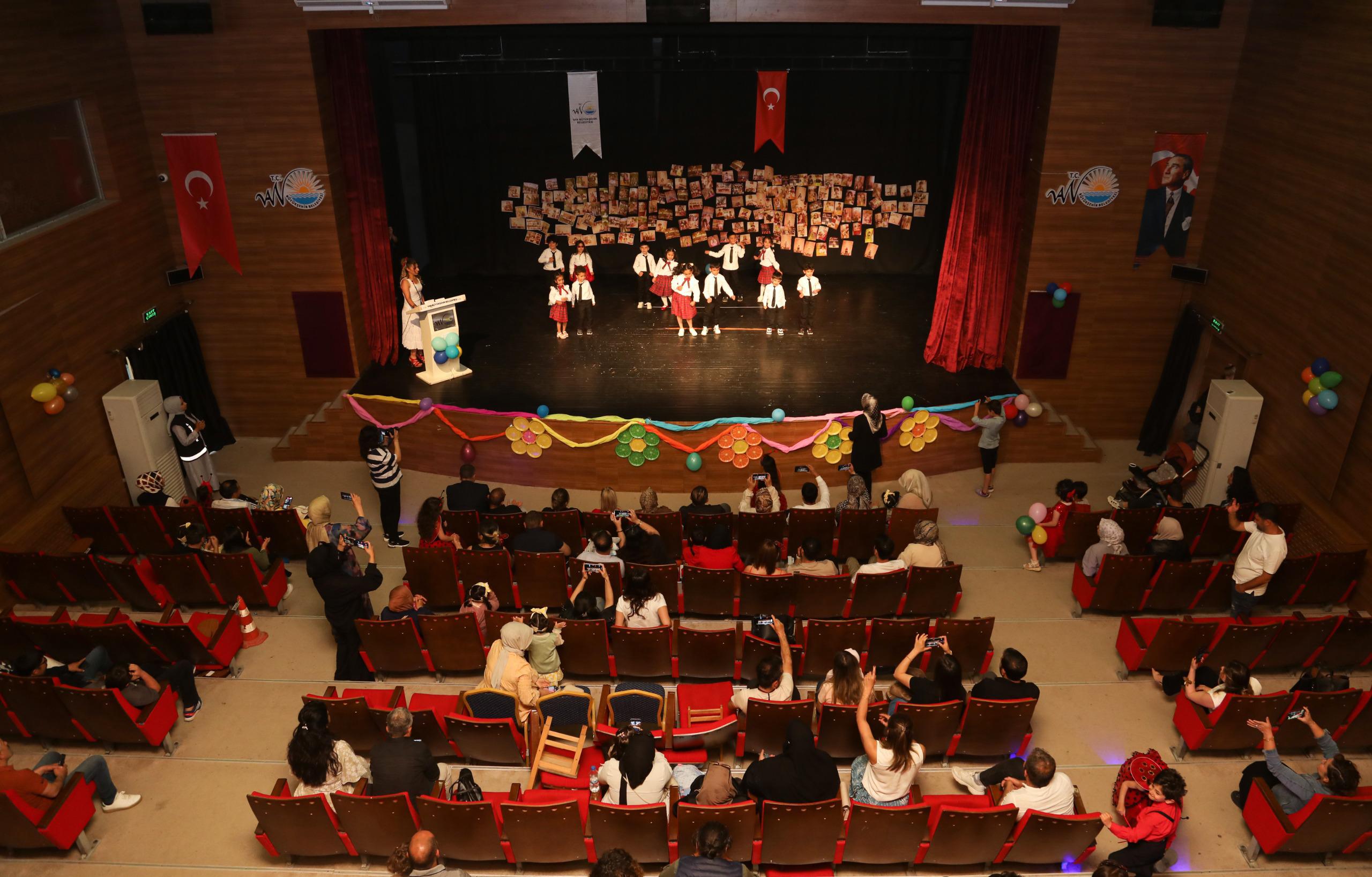 Van Büyükşehir Belediyesi kreş öğrencilerinden yılsonu etkinliği <