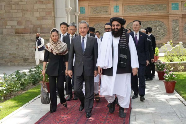 Wang Yi, Afganistan Dışişleri Bakanı Muttaqi ile görüştü<