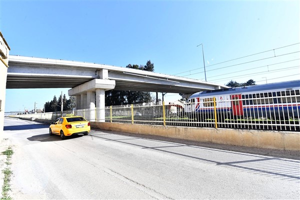 Gaziemir Hava Eğitim Yolu Taşıt Üst Geçidi’nde köprü yapımı tamamlandı<