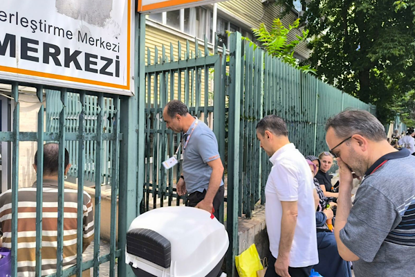 Vali Aktaş’tan YKS Koordinasyon Merkezi ve velilere ziyaret<