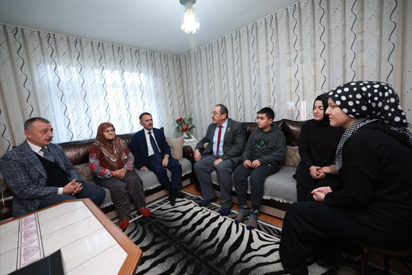 Vali Aktaş ve Başkan Büyükakın'dan şehit ailelerine yılbaşı ziyaretleri<