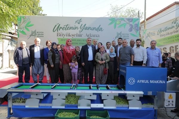 Adana Büyükşehir Belediyesinden Karaisalı’daki zeytin üreticilerine makine desteği<
