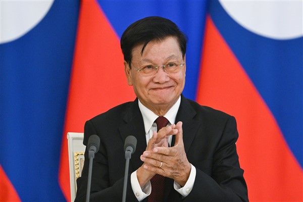 Xi yeniden LPRP Merkez Komitesi Genel Sekreteri seçilen Thongloun’u tektik etti<