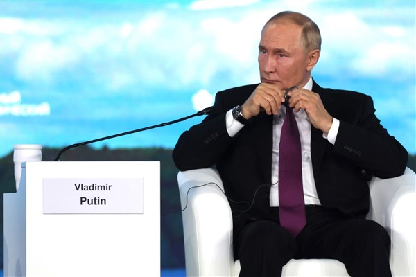 Putin, İran Devlet Başkanı Pezeşkiyan ile görüştü<