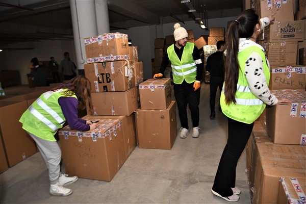 Bornova'da yardım  toplamalarına devam ediliyor