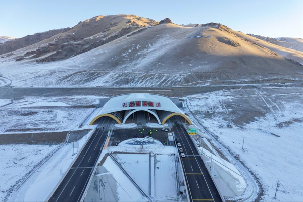 Urumçi-Lopnur otobanı trafiğe açıldı<