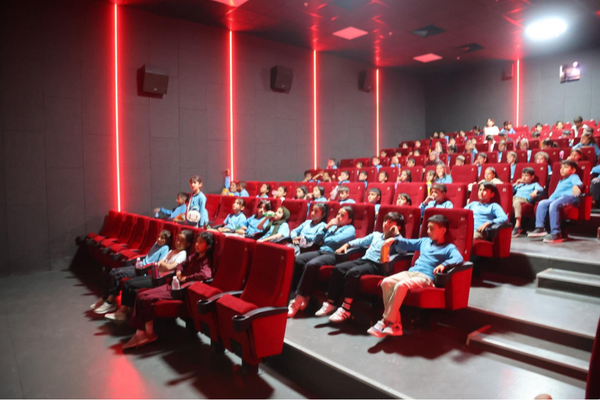 Van Büyükşehir Belediyesi’nden öğrencilere sinema etkinliği<