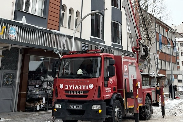 Gümüşhane’de buz sarkıtlarına karşı temizlik çalışması başlatıldı