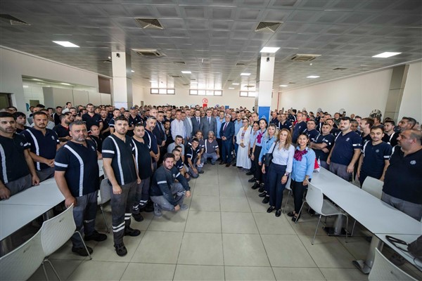 Başkan Tugay, ESHOT personeliyle bayramlaştı<