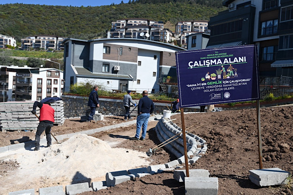 Gemlik’te yeşil alan ve peyzaj çalışmaları yürütülüyor<