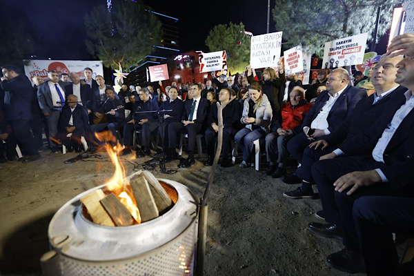 İzmir Meslek Fabrikası önünde nöbet eylemi sürüyor<