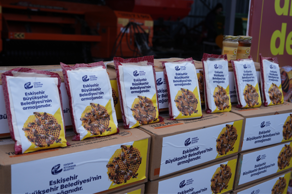 Eskişehir Büyükşehir Belediyesi'nden arı yetiştiricilerine yem desteği