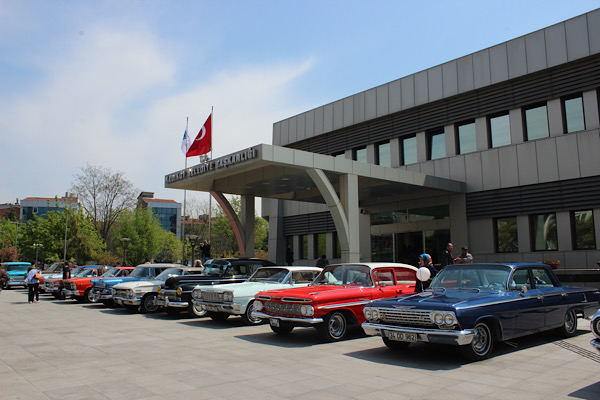 Kadıköy’de 50 yıllık evli çiftler için klasik otomobil konvoyu düzenleniyor<