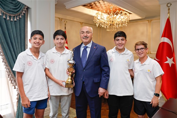 Vali Köşger, derece yapan sporcuları kabul etti