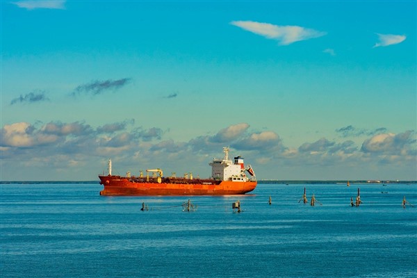 Makine arızası yaşayan yük gemisi, Bozcaada Demir Sahası’na demirletildi
