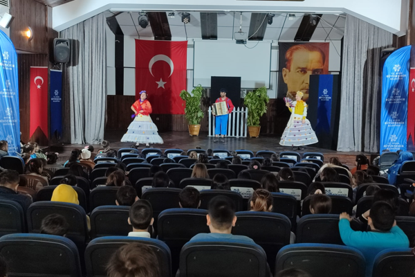 Karacasu'da çocuklar tiyatroyla buluştu<