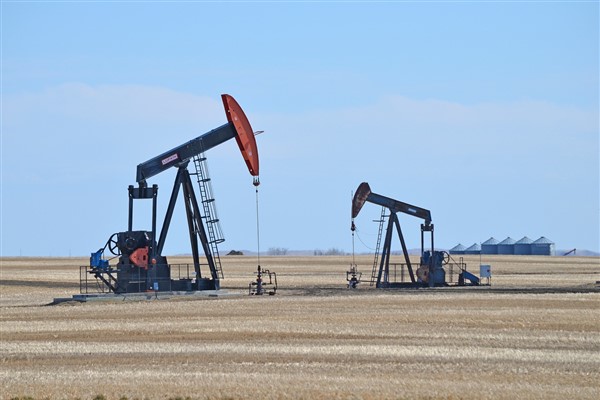 OPEC+'nın üretim kesintilerini sürdürmesinin ardından petrol yükseldi