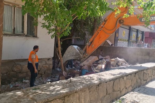 Siirt’te çöp ev temizlendi<