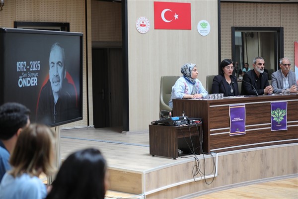 Kayapınar Belediyesi Meclisi Sırrı Süreyya Önder'i andı<