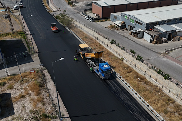  Kayseri'de Sazyolu Caddesi'nde asfalt yenileme çalışmaları sürüyor
