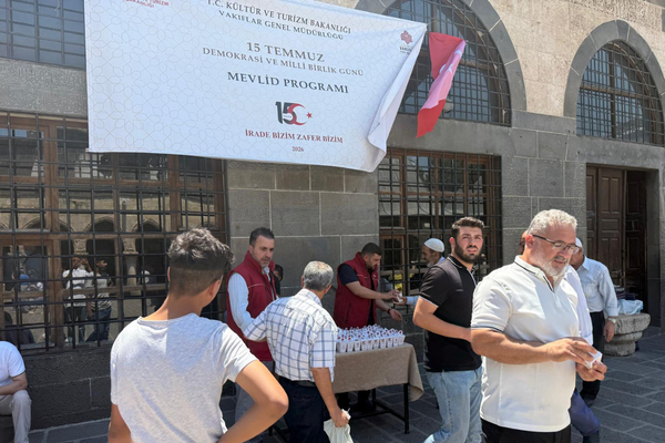 15 Temmuz şehitleri için Kur’an-ı Kerim okundu, 17 bin 500 kişiye lokum ikram edildi<