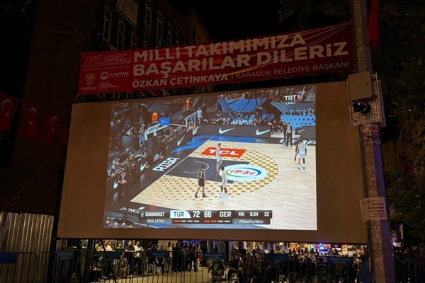 Karabük’te 12 Dev Adam'ın maçı dev ekranda izlendi