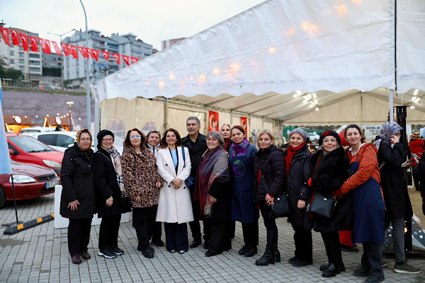 Gemlik’te Yılbaşı Meydanı açıldı<