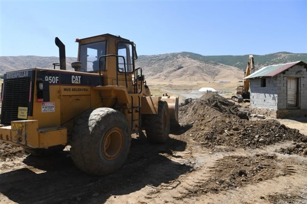 Muş Belediyesi’nden Güzeltepe Mahallesi’ne 2 kilometrelik kanalizasyon hattı<