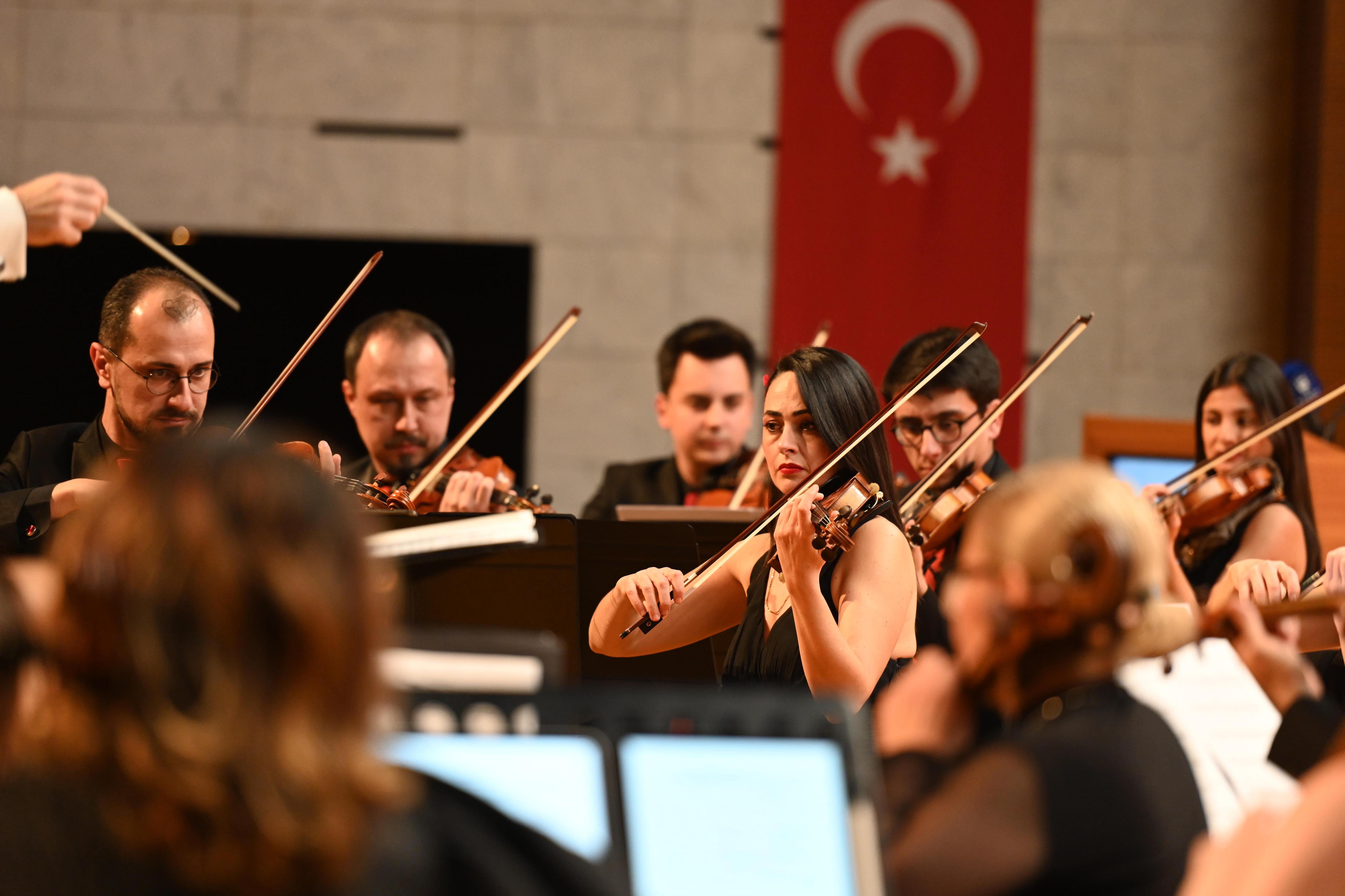 Bursa Oda Orkestrası, ilk konserini Merinos Atatürk Kongre Kültür Merkezi’nde düzenledi