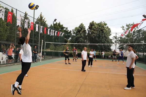 İzmit Belediyesi’nden voleybol turnuvası<