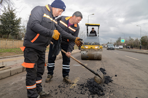 Diyarbakır'da asfalt onarım çalışmaları başlatıldı<