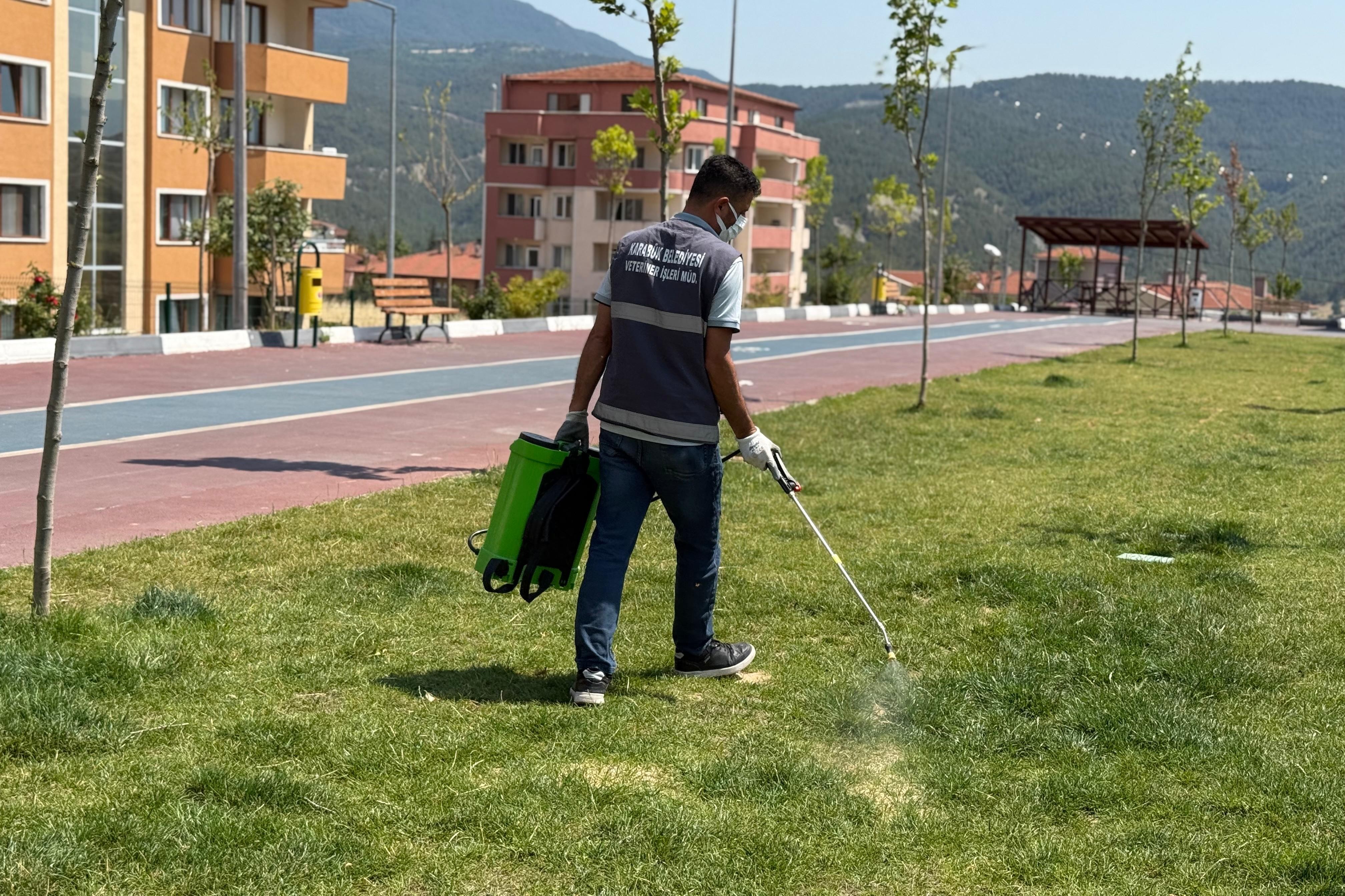 Karabük Belediyesi, tüm mahallelerde ilaçlama çalışmalarını yoğunlaştırdı<