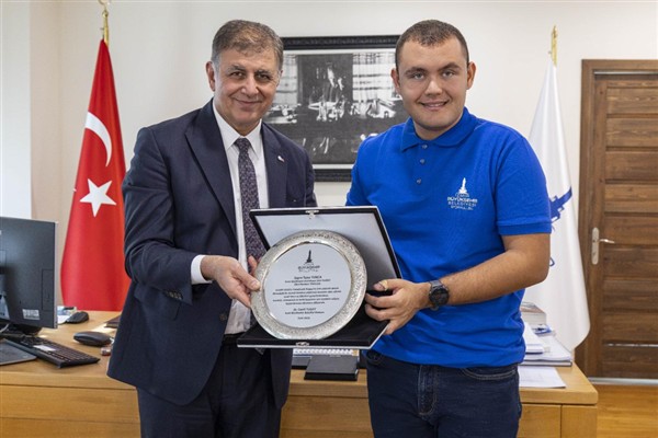 Başkan Tugay, otizmli ultra maraton yüzücüsü Tunca ile görüştü 