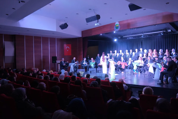 İnegöl'de Türk Sanat Müziği Korosu sanatseverlerle buluştu